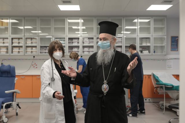 Ο εμβολιασμός, η συμβολική κίνηση και η έμπρακτη στήριξη της Εκκλησίας