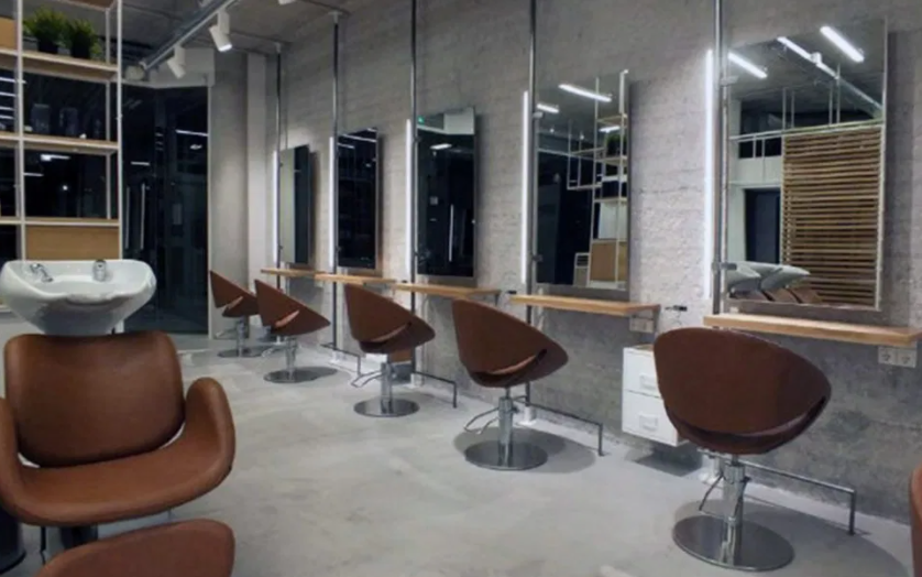 Τα κομμωτήρια άνοιξαν, οι εκκλησίες κλειστές….