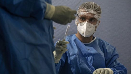 Κορωνοϊός: 1882 κρούσματα και 100 θάνατοι το τελευταίο 24ωρο