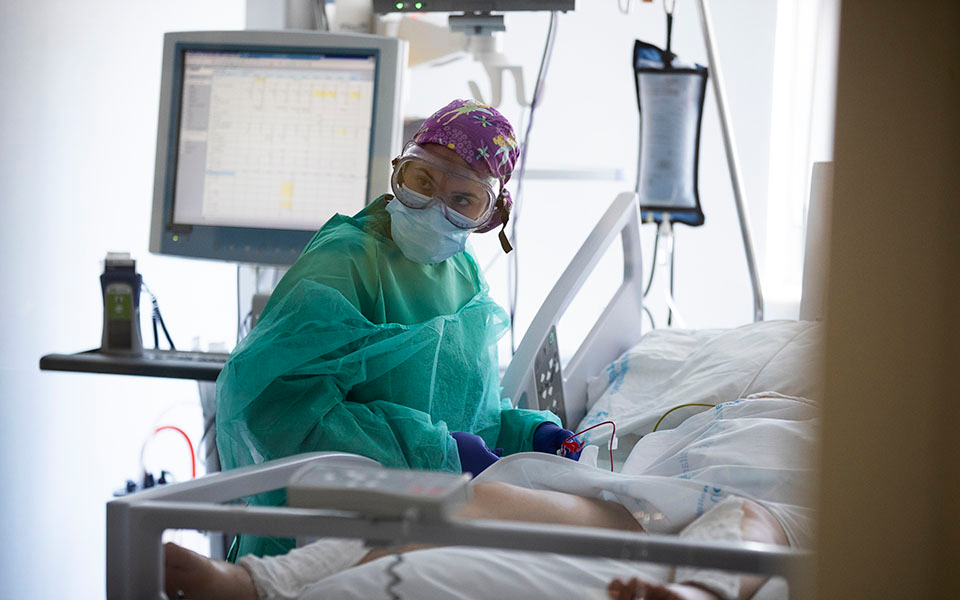 Κορωνοϊός: 15.829 κρούσματα- 65 θάνατοι – 454 διασωληνωμένοι