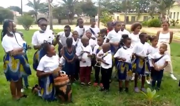 ΑΦΡΙΚΗ: Παιδιά είπαν τα κάλαντα σε άπταιστα ελληνικά