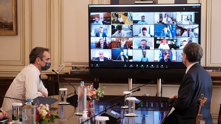 Τηλεδιάσκεψη για το εμβόλιο στο Μαξίμου