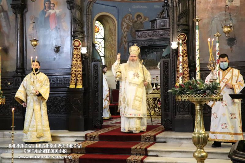 С Архиерейска света Василиева Литургия бе дадено началото на новата година на празника Обрезание Господне