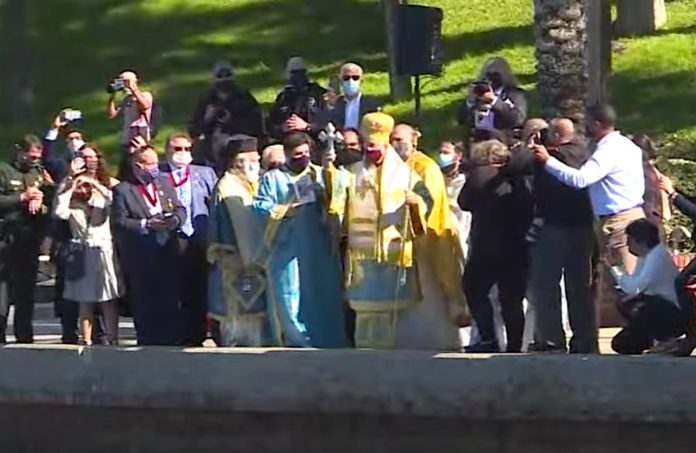 Florida: Tarpon Springs celebrates Epiphany amid pandemic restrictions