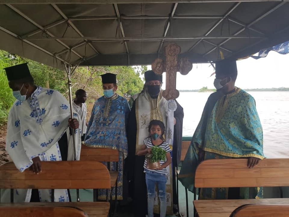 لحظة إلقاء الصليب في نهر زامبيا لتبريكه في الغطاس (فيديو)