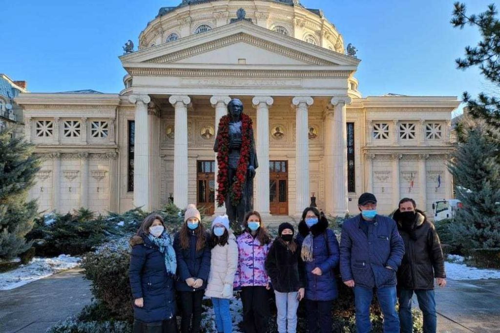 Elevii Liceului Pedagogic Ortodox „Anastasia Popescu” au depus ghirlanda de garoafe roșii pe umerii lui Eminescu
