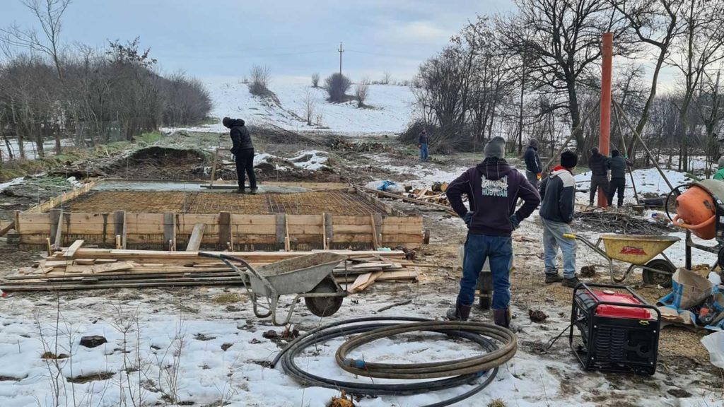 Parohul din Lada construiește o casă pentru o femeie care și-a pierdut locuința