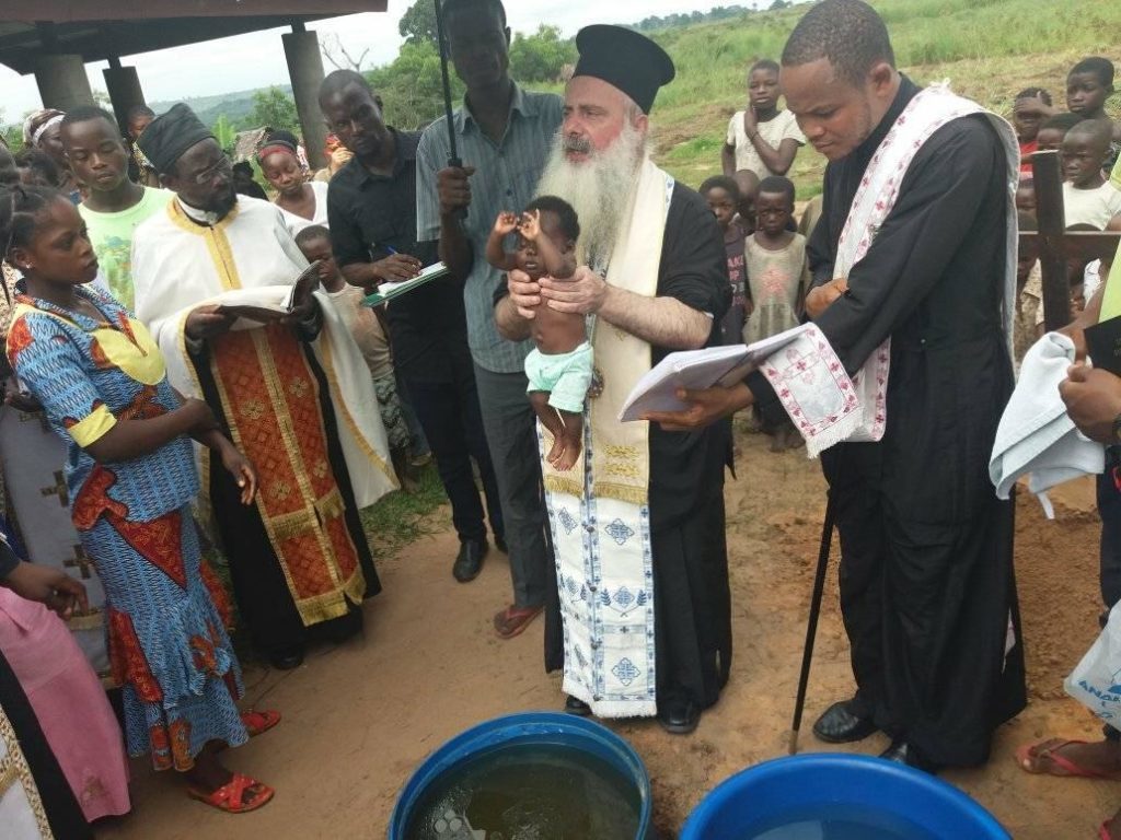 В Конго проводят крещение «преодолевая препятствия»