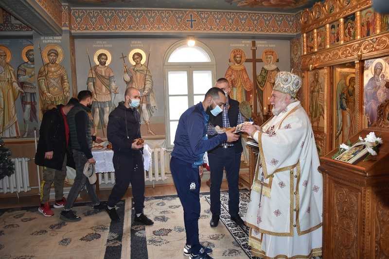 Rugăciune şi daruri | Episcopul Visarion, alături de persoanele private de libertate din Penitenciarul Tulcea