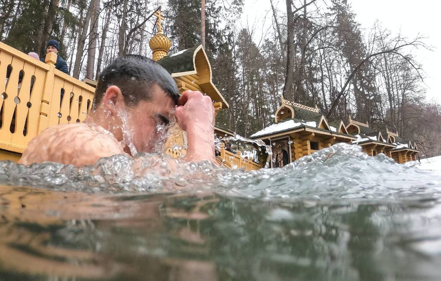 В РПЦ призвали верующих отказаться от крещенских купаний из-за пандемии