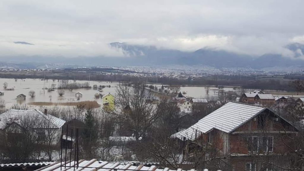 Помоћ породицама погођених поплавом у селу Златокоп