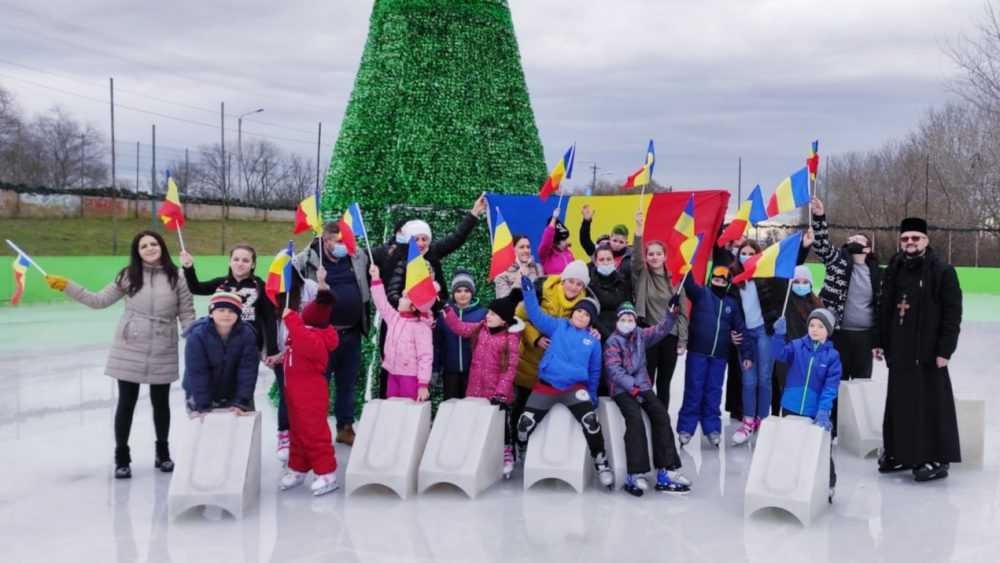 Serbare inedită: Copiii de la Parohia Aradul Nou au jucat Hora Unirii pe gheață