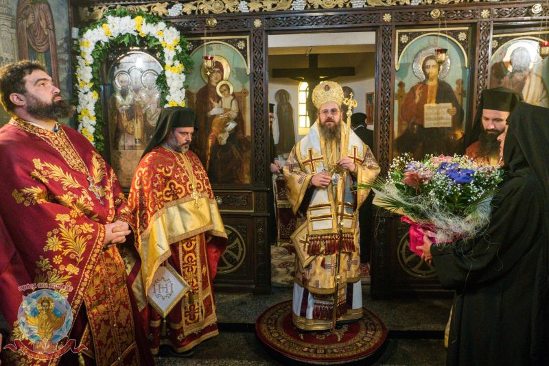 Празникът на Чепинския манастир „Св. Три светители“ бе отбелязан с архиерейска св. Литургия