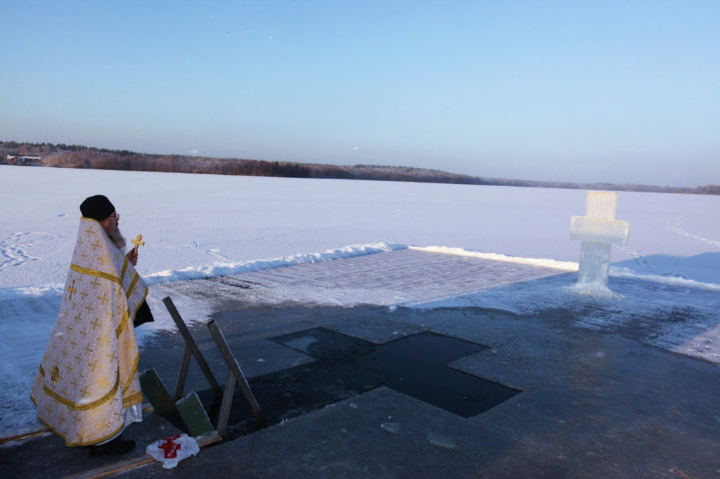 Врач призвал перенесших коронавирус в любой форме отказаться от крещенских купаний