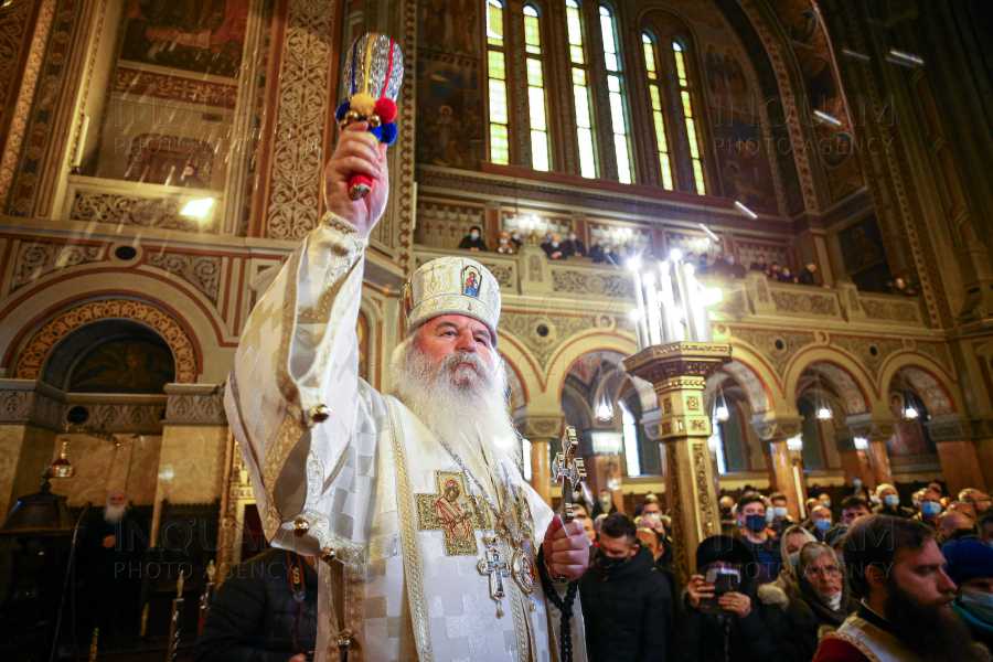 Nu mâna mea sfinţeşte apa, nici busuiocul, ci harul Duhului Sfânt, spune Mitropolitul Ioan