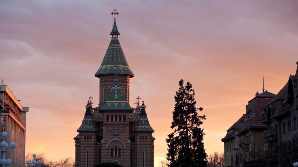 Hram la Timișoara: Singura catedrală eparhială din țară închinată Sfinților Trei Ierarhi