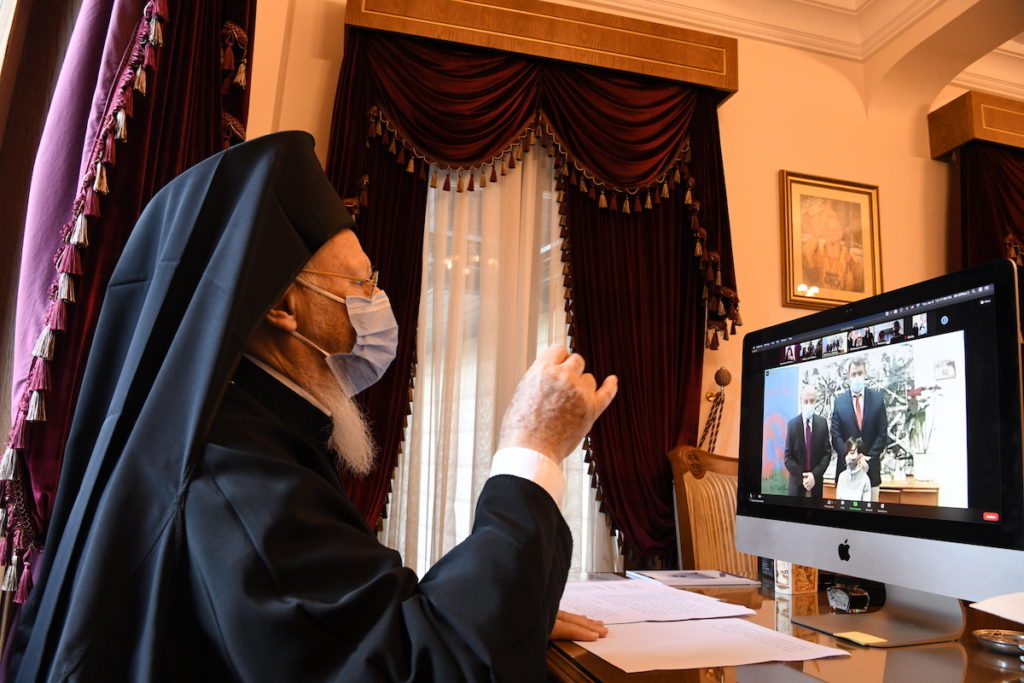 Παιδιά Ρομά έψαλαν στον Παναγιώτατο τα Κάλαντα