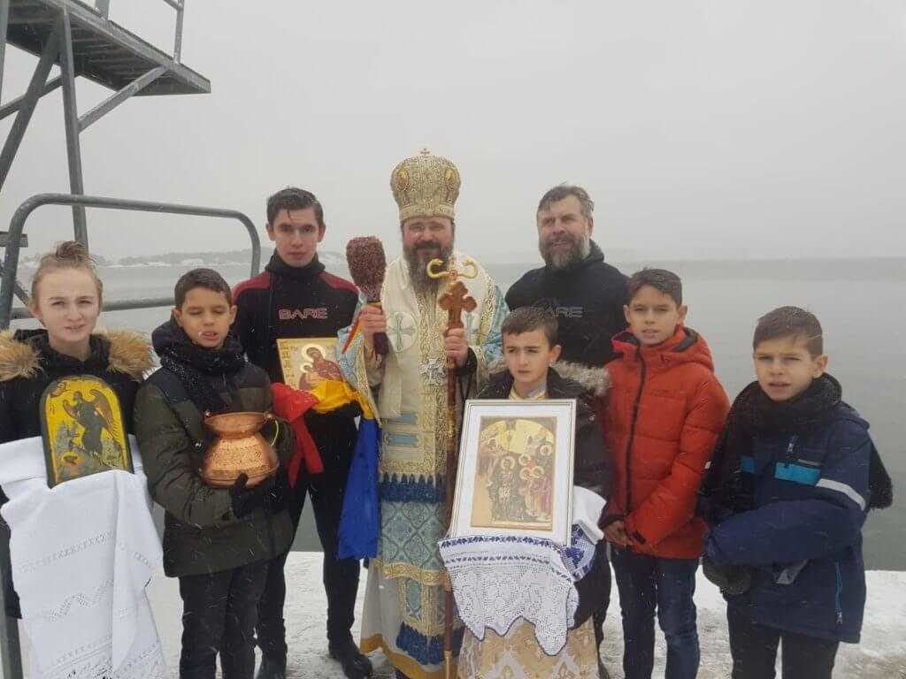 Episcopul Macarie a aruncat Crucea de Bobotează în apele Mării Baltice