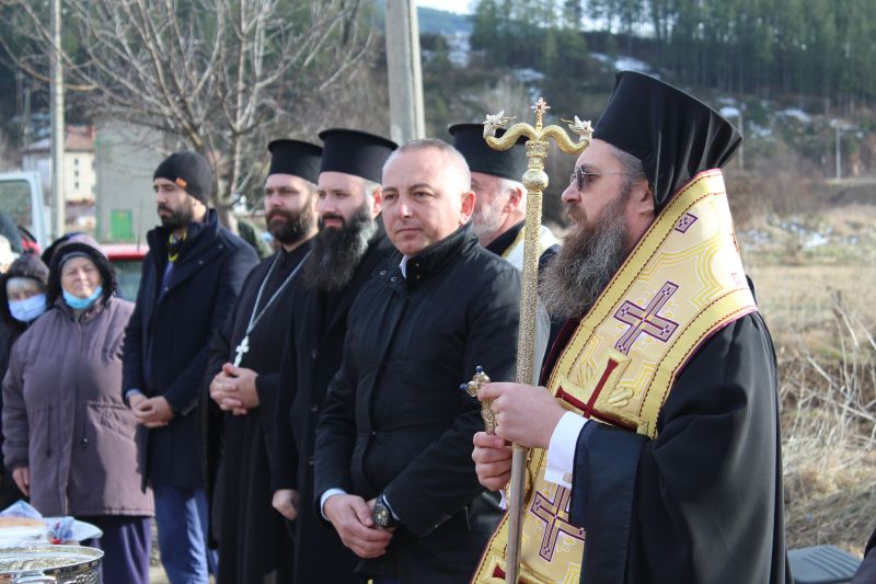 Благотворителна акция на Негово Светейшество патриарх Неофит в гр. Батановци