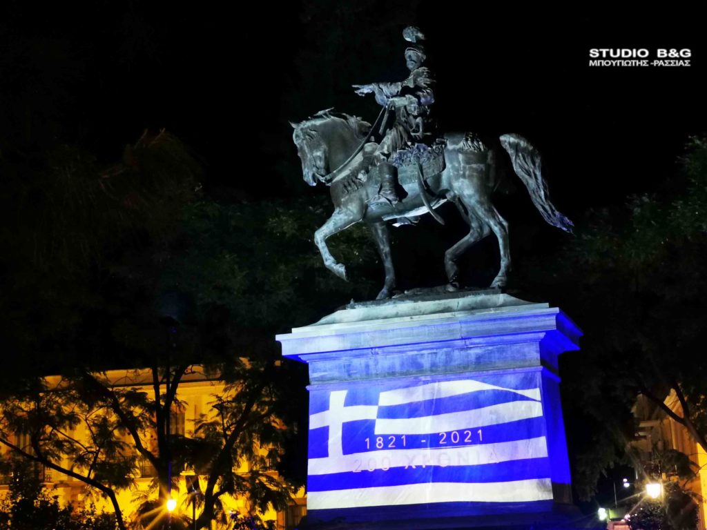 Η Ελληνική Σημαία στο άγαλμα του Κολοκοτρώνη στο Ναύπλιο