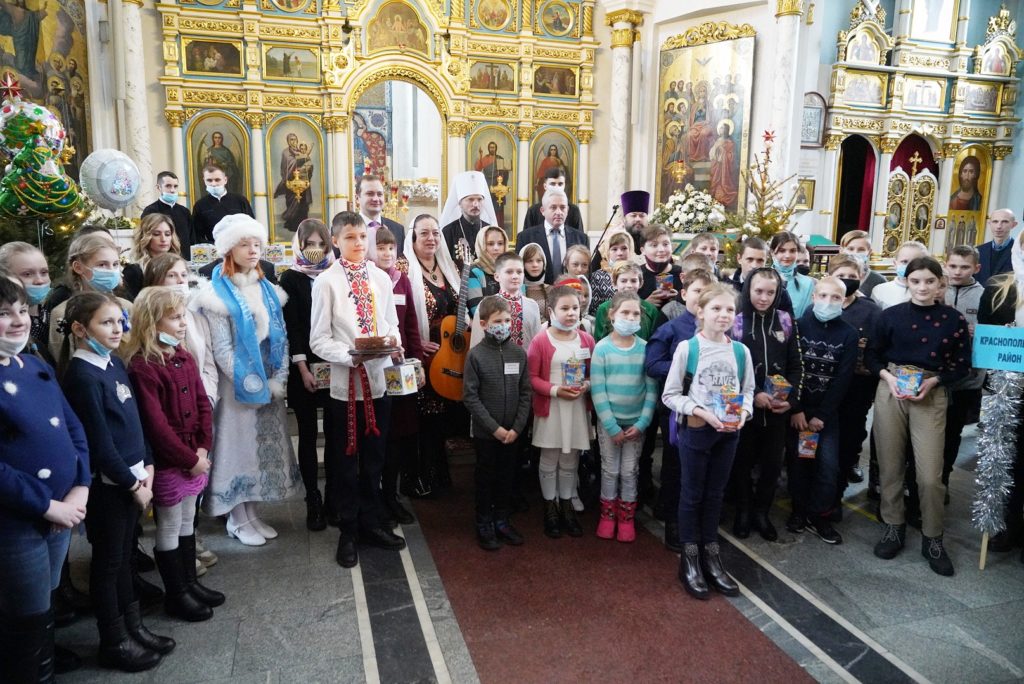 Ο Έξαρχος Λευκορωσίας με παιδιά από το Τσέρνομπιλ