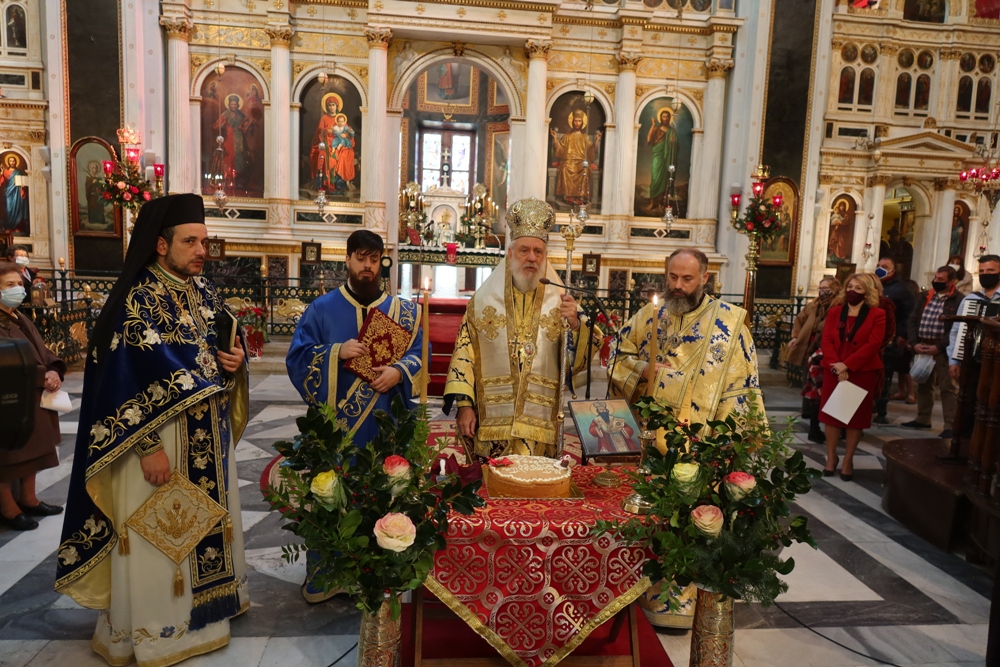 Έψαλλαν τα Κάλαντα στον Άγιο Νικόλαο στην Ερμούπολη