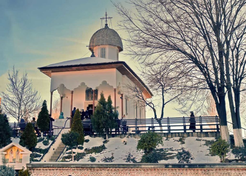 Acatistul Sf. Atanasie și Chiril, recent publicat, a fost oferit credincioșilor la hramul Bisericii Bucur Ciobanul