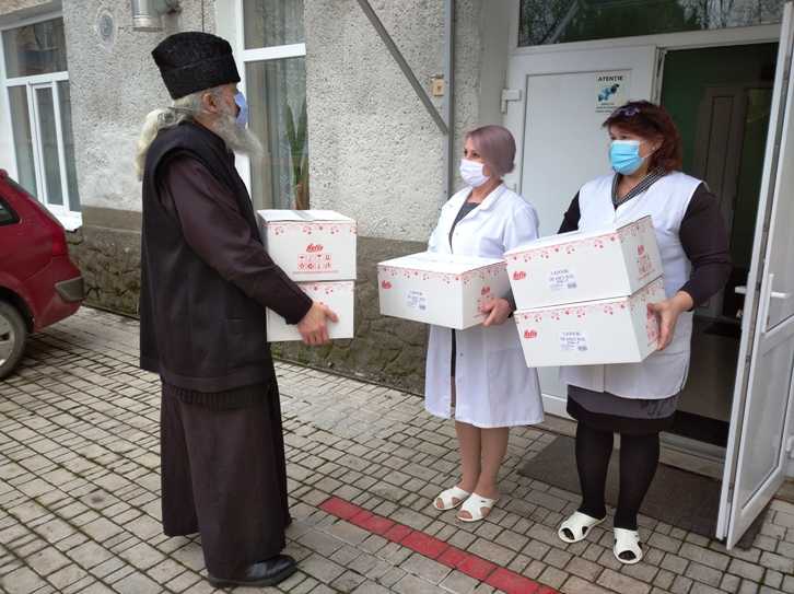 În ajun de Crăciun, 100 de copii au primit daruri din partea Episcopiei de Bălţi