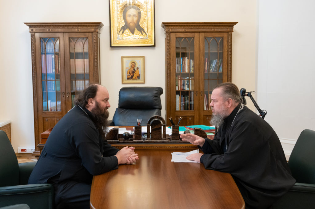 ПРЕДСЕДАТЕЛЬ ФХУ ЕПИСКОП ПАРАМОН ОБСУДИЛ С НАСТОЯТЕЛЕМ ХРАМА ПРАВЕДНОГО ВОИНА ФЕОДОРА УШАКОВА В МОСКВЕ ИГУМЕНОМ ДАМИАНОМ ВОПРОСЫ ЭКСПЛУАТАЦИИ НОВОГО ЦЕРКОВНОГО КОМПЛЕКСА