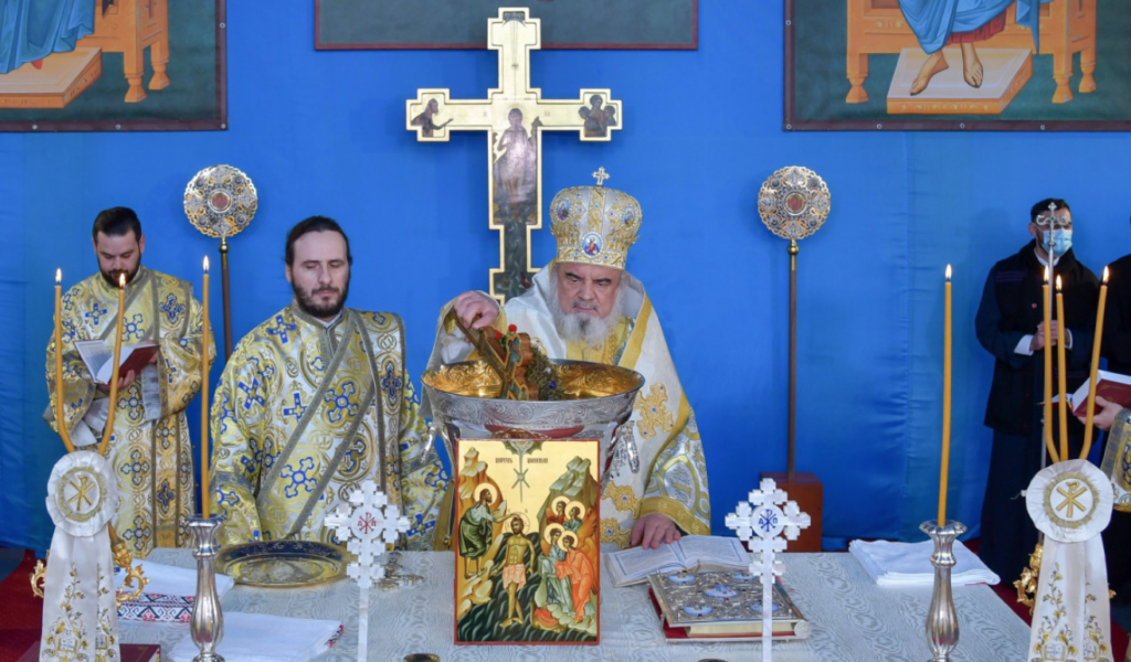 Patriarhul României a sfinţit Agheasma Mare oferită credincioșilor de Bobotează