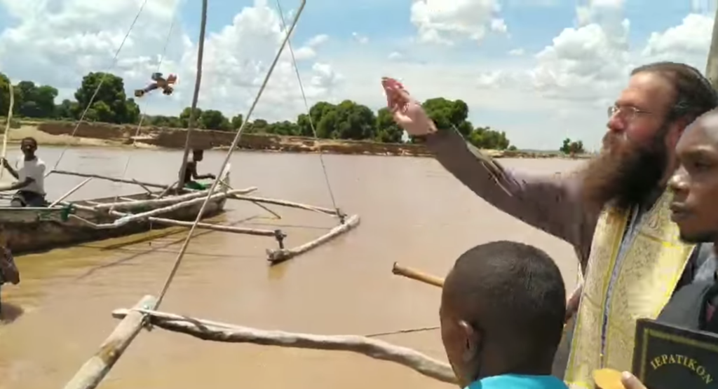 الأنبا برودروموس يلقي بالصليب في النيل لتبريكه (فيديو)