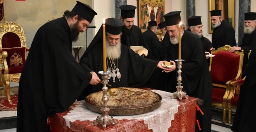 تقطيع كعكة رأس السنة الفاسيلوبيتا في البطريركية الأورشليمية