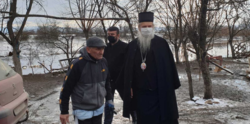 Епископ Теодосије посетио поплављена села у околини Грачанице