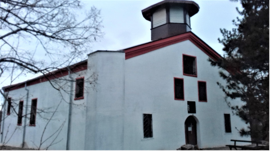 Реставрират 130 годишен храм в с. Извор