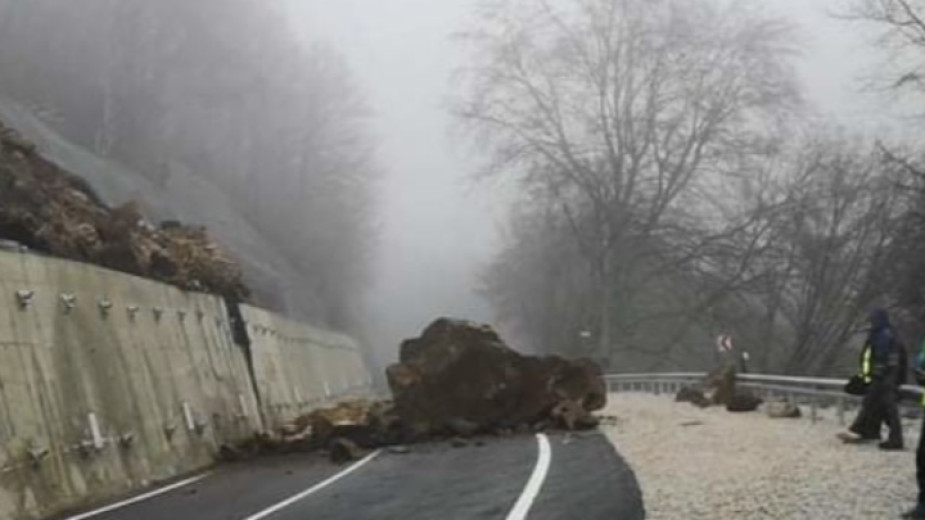 Остава ограничено движението по пътя за Рилския манастир
