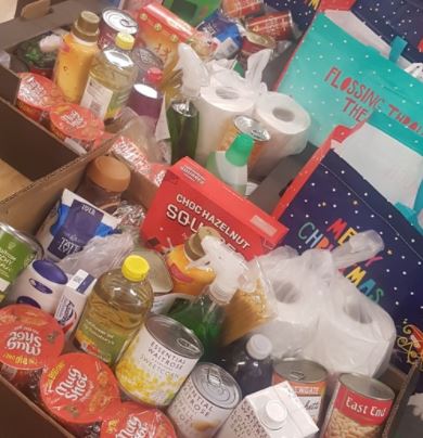 Архиепископията на Великобритания е подпомогнала десетки с хранителни продукти