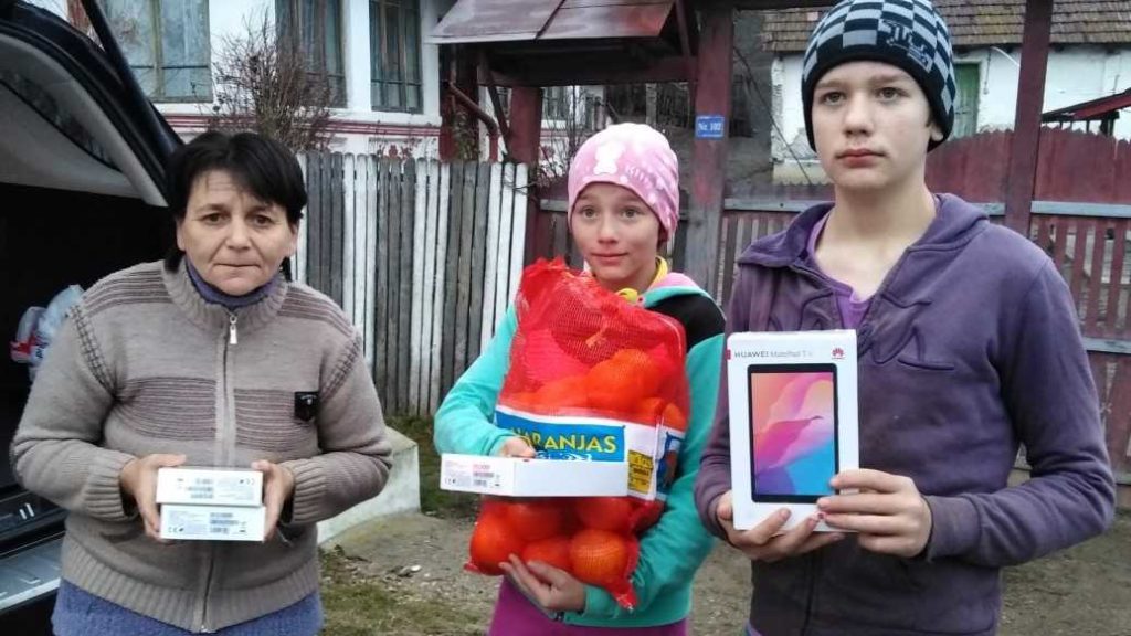 Mănăstirea Suiești a oferit 14 tablete pentru copiii unor familii numeroase