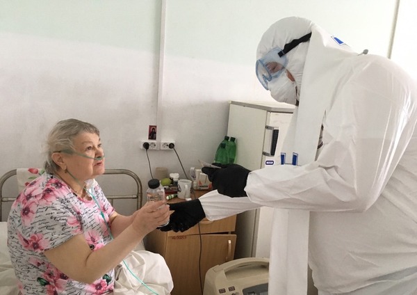 Пензенская епархия передала около 2,5 тысяч бутылок крещенской воды в COVID-отделения