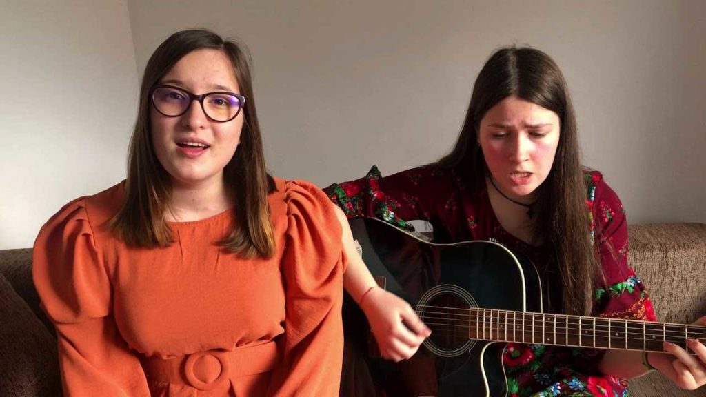 Imnul galei „Călătorie în copilăria sfinților” este compus de o studentă pe versurile Sf. Ioan Iacob Hozevitul