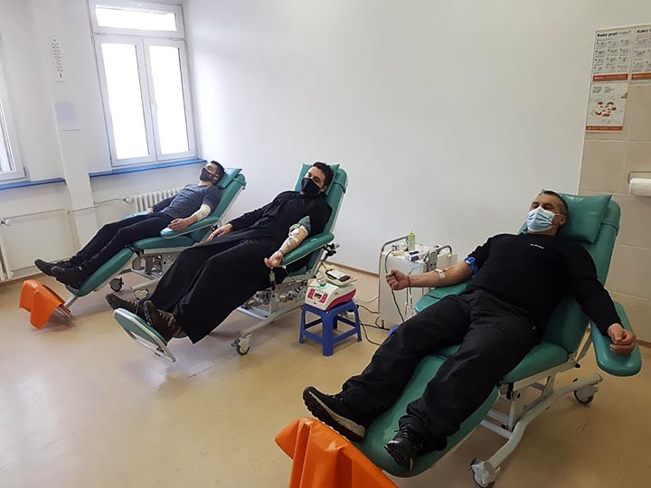 Црквена општина Бијело Поље у сарадњи са Клубом добровољних давалаца крви и Општинском организацијом Црвеног крста организовала је акцију добровољног давалаштва крви