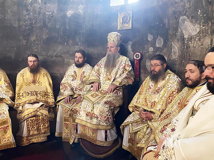 Здравствени радници Ковид центра у Беранама одликовани највишим одликовањем Епархије будимљанско-никшићке