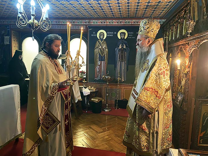 Владика Јоаникије богослужио у Пећкој Патријаршији