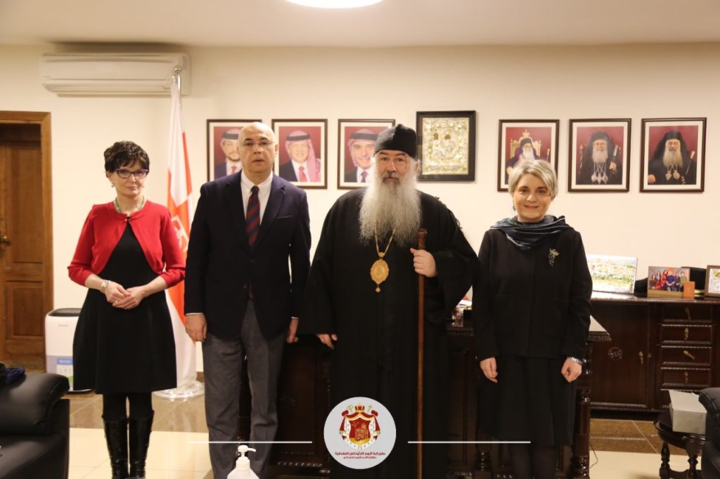 سفير جورجيا في الأردن يزور دار المطرانية بعمان