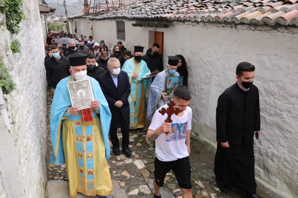 Πέρα από τους συμβολισμούς απαιτείται και έμπρακτη δικαιοσύνη