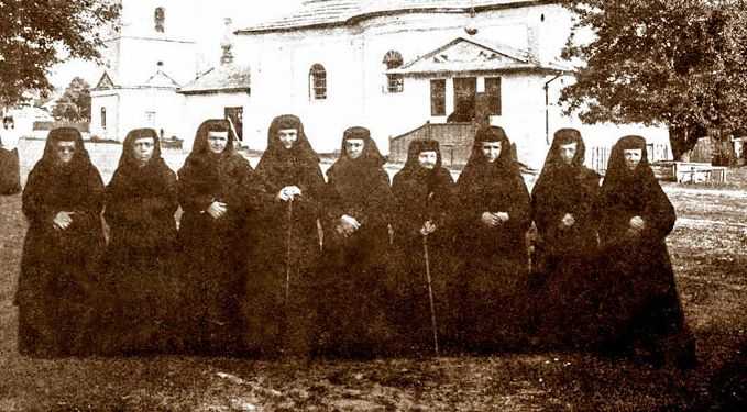 15 ianuarie: Jerbe de flori, la mormintele mătuşilor lui Eminescu de la Mănăstirea Agafton