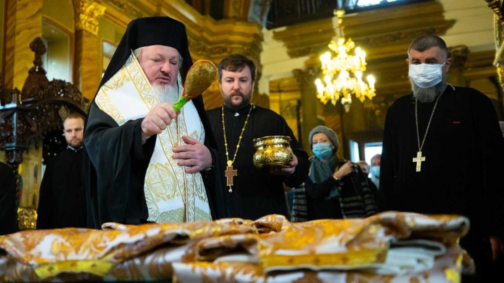 PS Varlaam despre rolul straielor și obiectelor liturgice: Prin cele materiale, sugerează frumusețile nemateriale