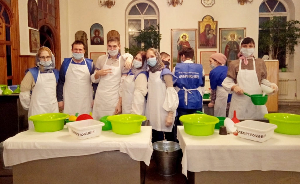 В Кемерове православная молодёжь помогала раздавать освящённую воду на Крещение