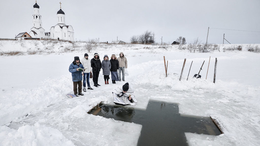 Ρωσία: Η βύθιση στα παγωμένα νερά θα επιτραπεί τα Θεοφάνεια