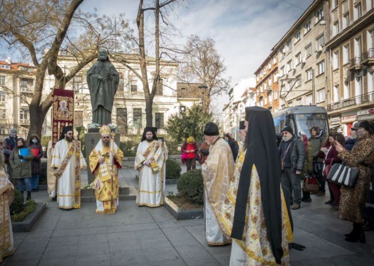 С архиерейска св. Литургия и тържествена лития в столицата бе почетен св. патриарх Евтимий