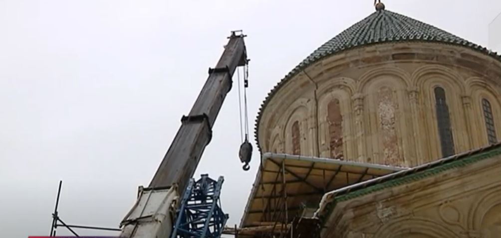 გელათის მონასტრის დაზიანებული დროებითი გადახურვა ისევ აღადგინეს